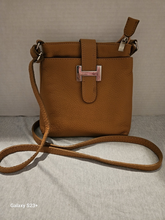 Handbags - Leather Crossbody Bag in Tan - Stylish Everyday Carry